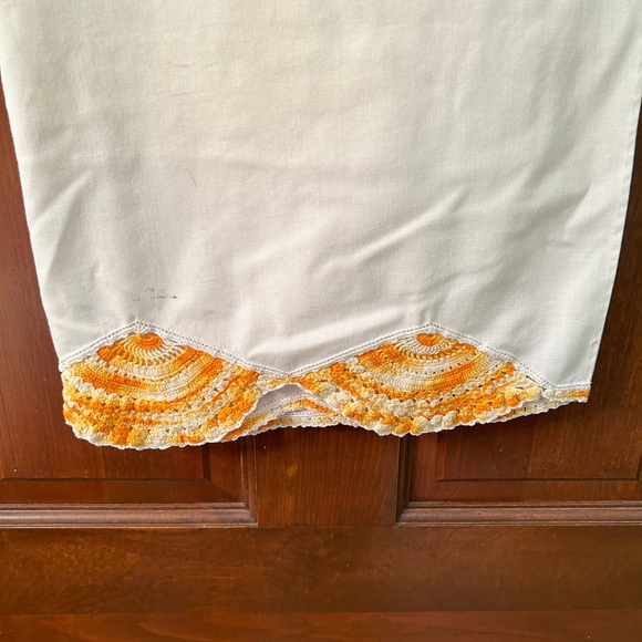 VTG set of 2 Orange crochet edge pillowcases. No stains or tears. - Picture 6 of 7